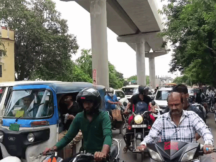 रेंगते रहे वाहन