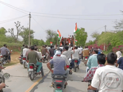 इस दौरान गांव में तिरंगा रैली भी निकाली गई।