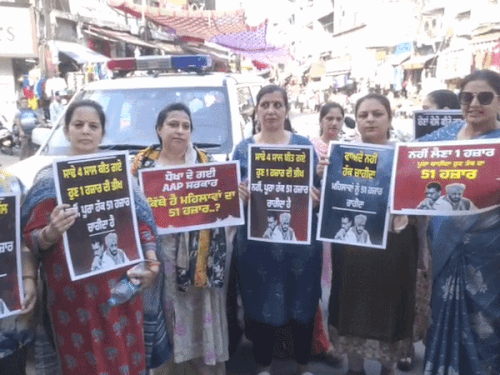 लुधियाना के घंटाघर में प्रोटेस्ट करती भाजपा की सदस्याएं।