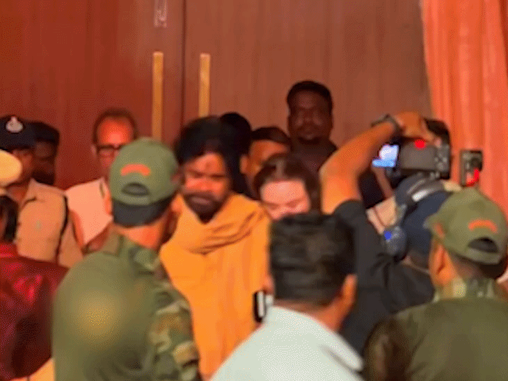 पवन कल्याण अपनी पत्नी अन्ना के साथ शादी के रिसेप्शन से निकलते हुए।