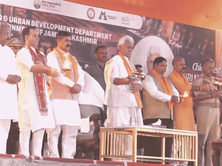 जम्मू में अमरनाथ यात्रा की पूर्व संध्या पर तवी नदी के तट पर तवी आरती में शामिल हुए उपराज्यपाल मनोज सिन्हा।