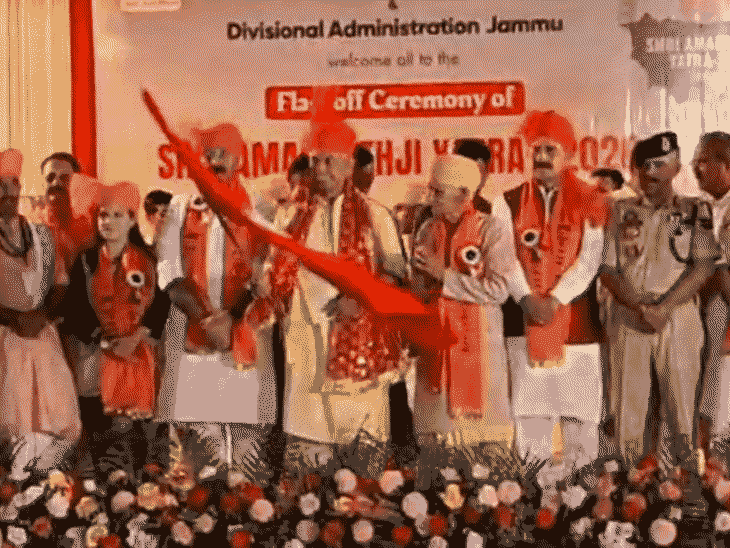 LG मनोज सिन्हा ने झंडी दिखाकर श्रद्धालुओं के बस को रवाना किया।