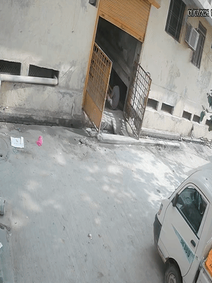 13 फीट नीचे गिरने से बच्ची गंभीर रूप से घायल हो गई। अस्पताल ले जाने पर डॉक्टरों ने उसे मृत घोषित कर दिया।