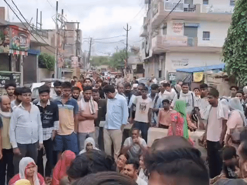 मोहित की हत्या के बाद परिजन और स्थानीय लोगों ने रोड पर जाम लगा दिया।