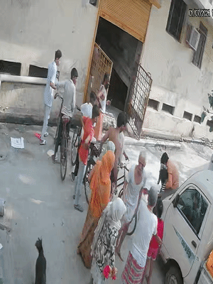 लड़की के गिरते ही एक युवक उसे अपने कंधे पर उठाकर वहां से ले गया।