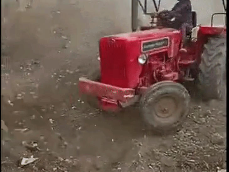 दूसरे पक्ष के लोग ट्रैक्टर के सामने खड़े थे।