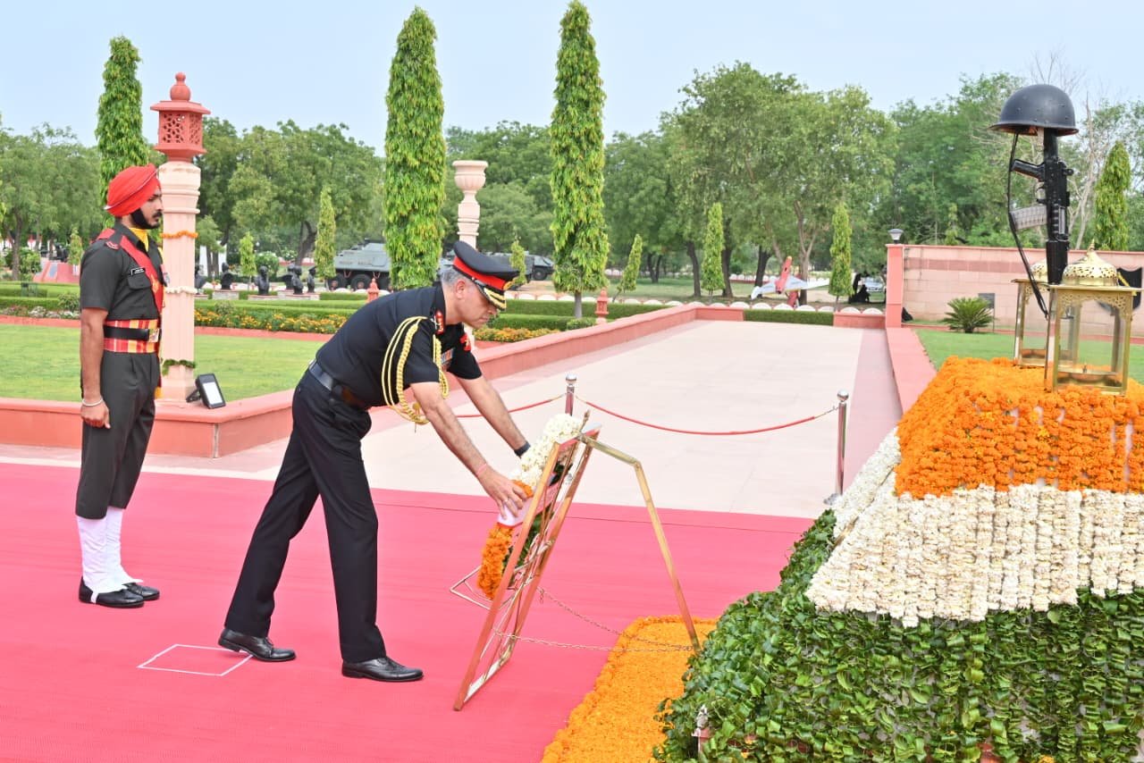 लेफ्टनंट जनरल मोहित यांनी एका स्वतंत्र आर्मर्ड ब्रिगेडची कमानही सांभाळली आहे.