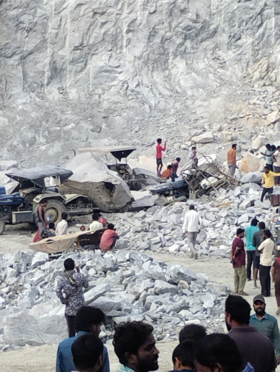 हादसे में खड़े लोडिंग वाहन बुरी तरह क्षतिग्रस्त हो गए, जबकि एक ट्रैक्टर के भी टुकड़े हो गए।