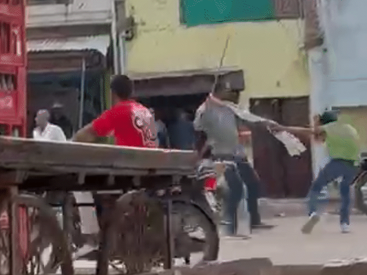 नाबालिग को पकड़कर सड़क पर डंडे से पीटा गया