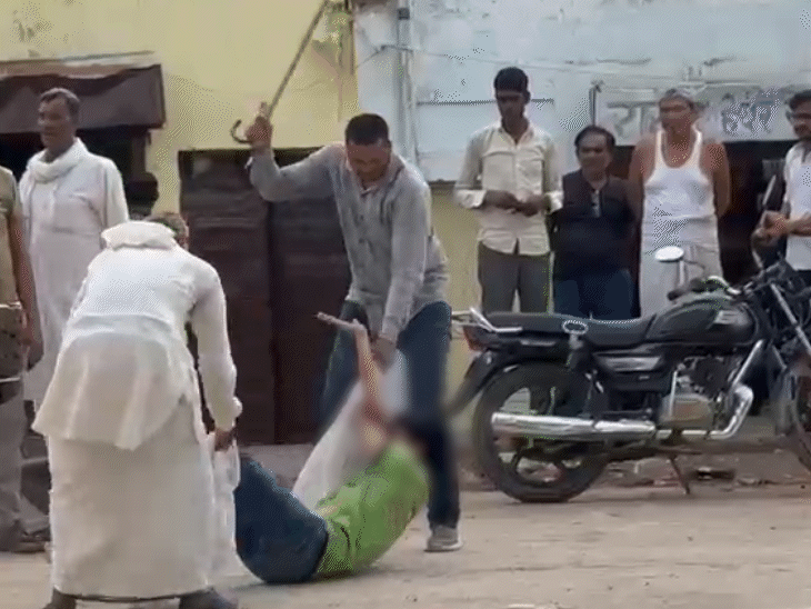 छात्र को पीटते रहे। वहां खड़े लोग तमाशा देखते रहे