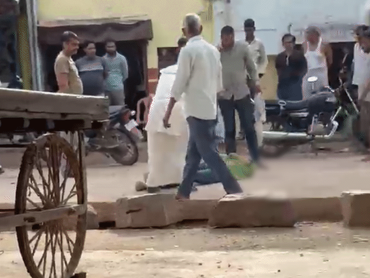 पैर बांधने के बाद छात्र को घसीटा गया