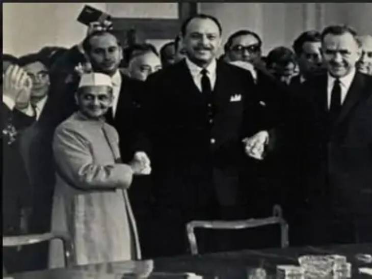 ताशकंद समझौते के तुरंत बाद की फोटो। शास्त्री जी और अयूब खान हाथ मिला रहे हैं। ये शास्त्री जी की मृत्यु के पहले की आखिरी तस्वीर है।