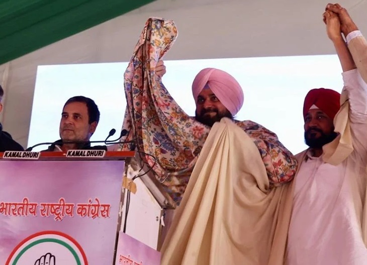 यह फोटो साल 2022 की है, जब राहुल गांधी ने चरणजीत चन्नी को सीएम चेहरा घोषित किया था। दूसरे दावेदार नवजोत सिद्धू थे। हालांकि कांग्रेस 117 में से महज 18 सीटें जीत पाई। चन्नी 2 सीटों से चुनाव हार गए थे। - फाइल फोटो