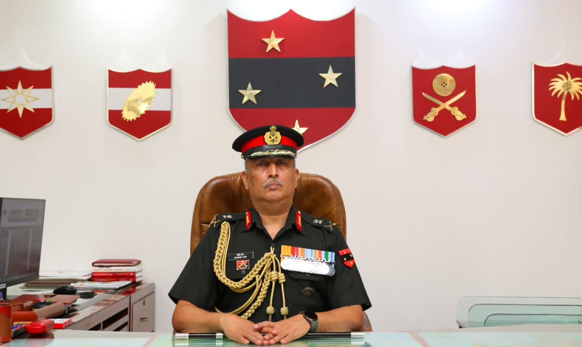 संदीप नॅशनल डिफेन्स ॲकॅडमीचे माजी विद्यार्थी आहेत.