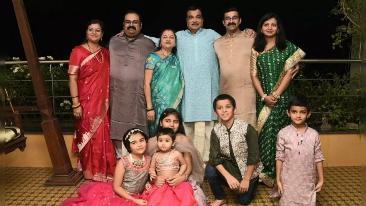 नितिन गडकरी के बेटे निखिल गडकरी (दाएं से दूसरे) CIAN के मैनेजिंग डायरेक्टर है। सारंग गडकरी (बाएं से दूसरे) मानस एग्रो के डायरेक्टर हैं।