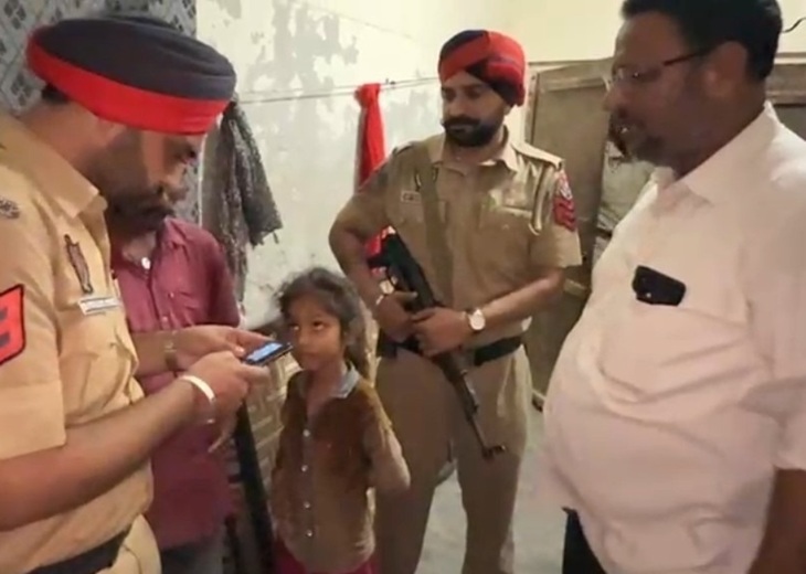 मौके पर पहुंचे पुलिस कर्मचारी जांच करते हुए।