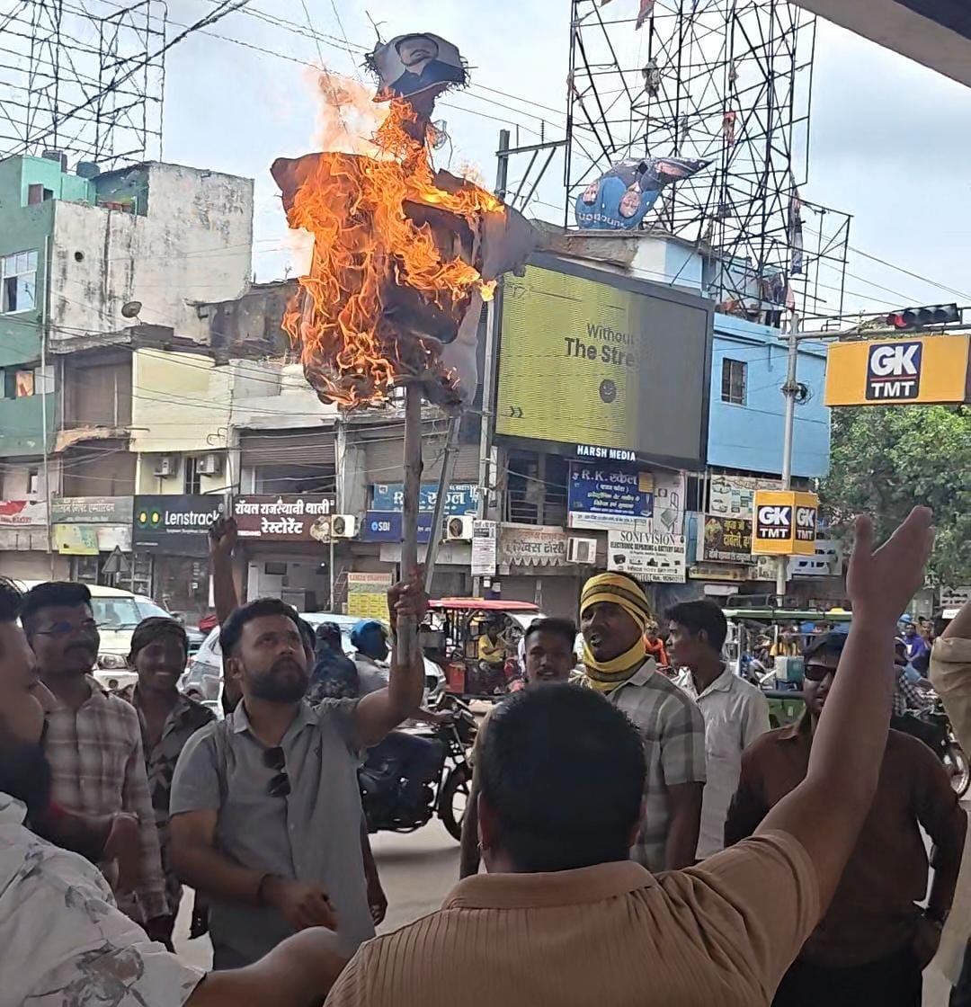 भिलाई में विधायक अनुज शर्मा का पुतला दहन किया गया।