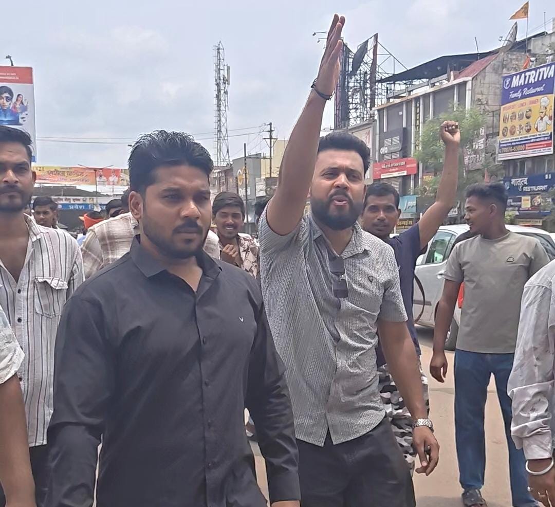 युवा कांग्रेस ने नकटी गांव में हुई कार्रवाई का किया विरोध।