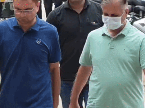 2 जुलाई को कोर्ट में पेशी के दौरान प्रदीप डागर मास्क पहने नजर आए। एक दिन पहले सीने में दर्द की शिकायत करने वाले डागर आराम से चलकर कोर्ट पहुंचे।