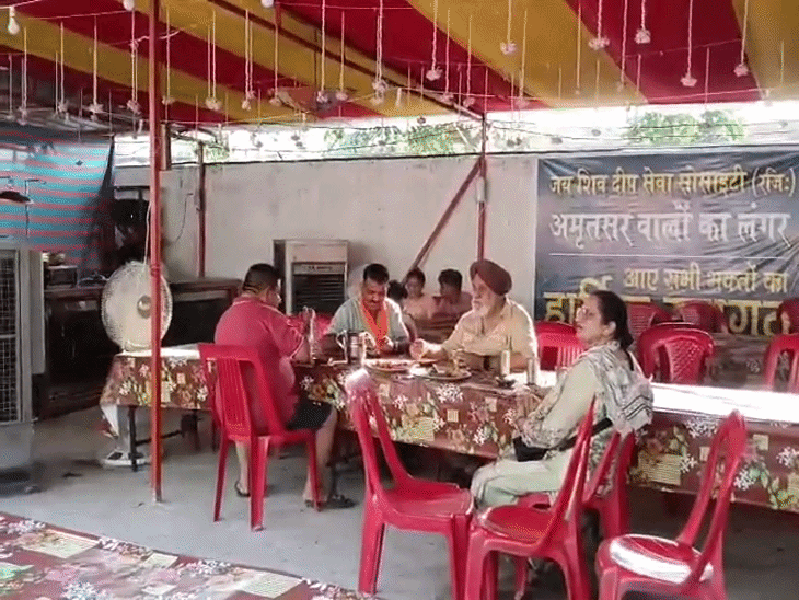लंगर पंडाल में प्रसाद ग्रहण करते श्रद्धालु।