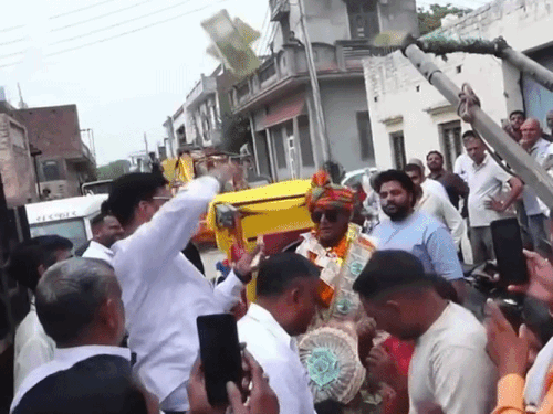 सेवानिवृत्तीनंतर महाबीरवर नोटा उधळणारे त्यांचे कुटुंबीय.