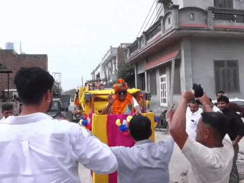 क्रेनमध्येच नृत्य करत महाबीर घरी पोहोचले.