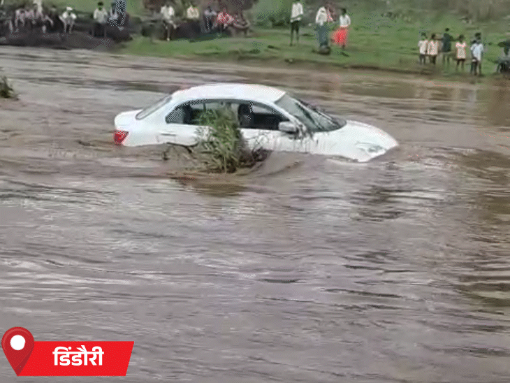 मध्य प्रदेशातील डिंडोरी येथे पूल ओलांडताना कार नदीत वाहून गेली.