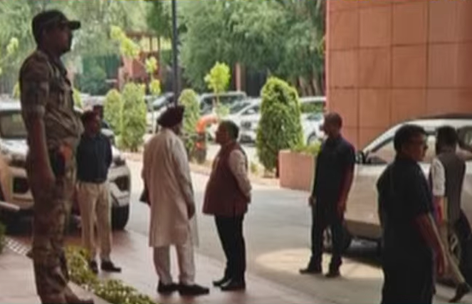 दिल्लीत भाजप खासदार तरुण चुग (हाफ जॅकेट घातलेले) आणि सुखजिंदर सिंग रंधावा एकत्र दिसले.