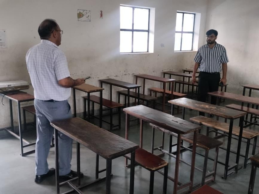 परीक्षा केंद्र का जायजा लेने पहुंचे महेंद्रगढ़ एसडीएम योगेश सैनी।