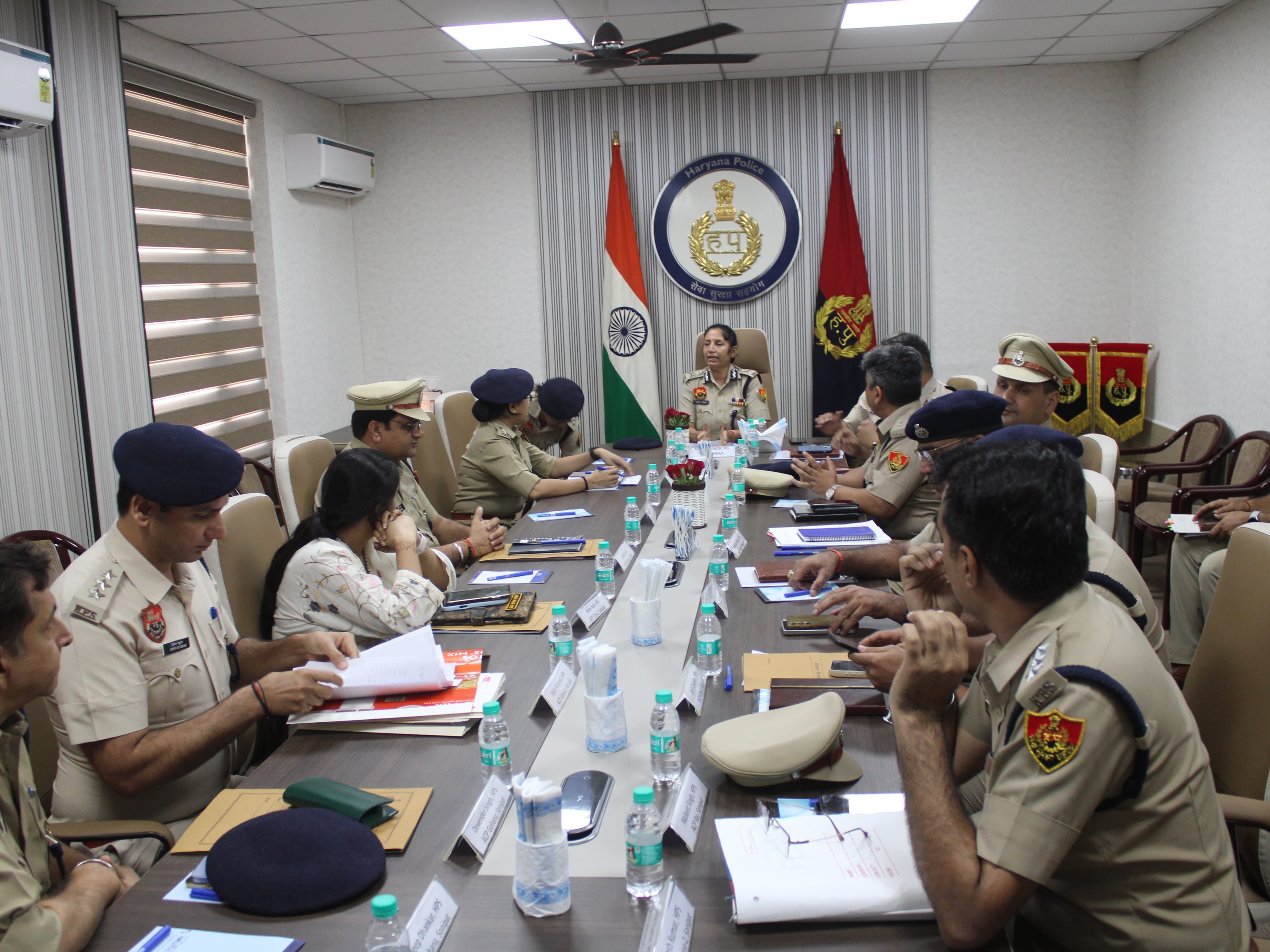 अधिकारियों के साथ बैठक करती हुईं पुलिस कमिश्नर ममता सिंह।