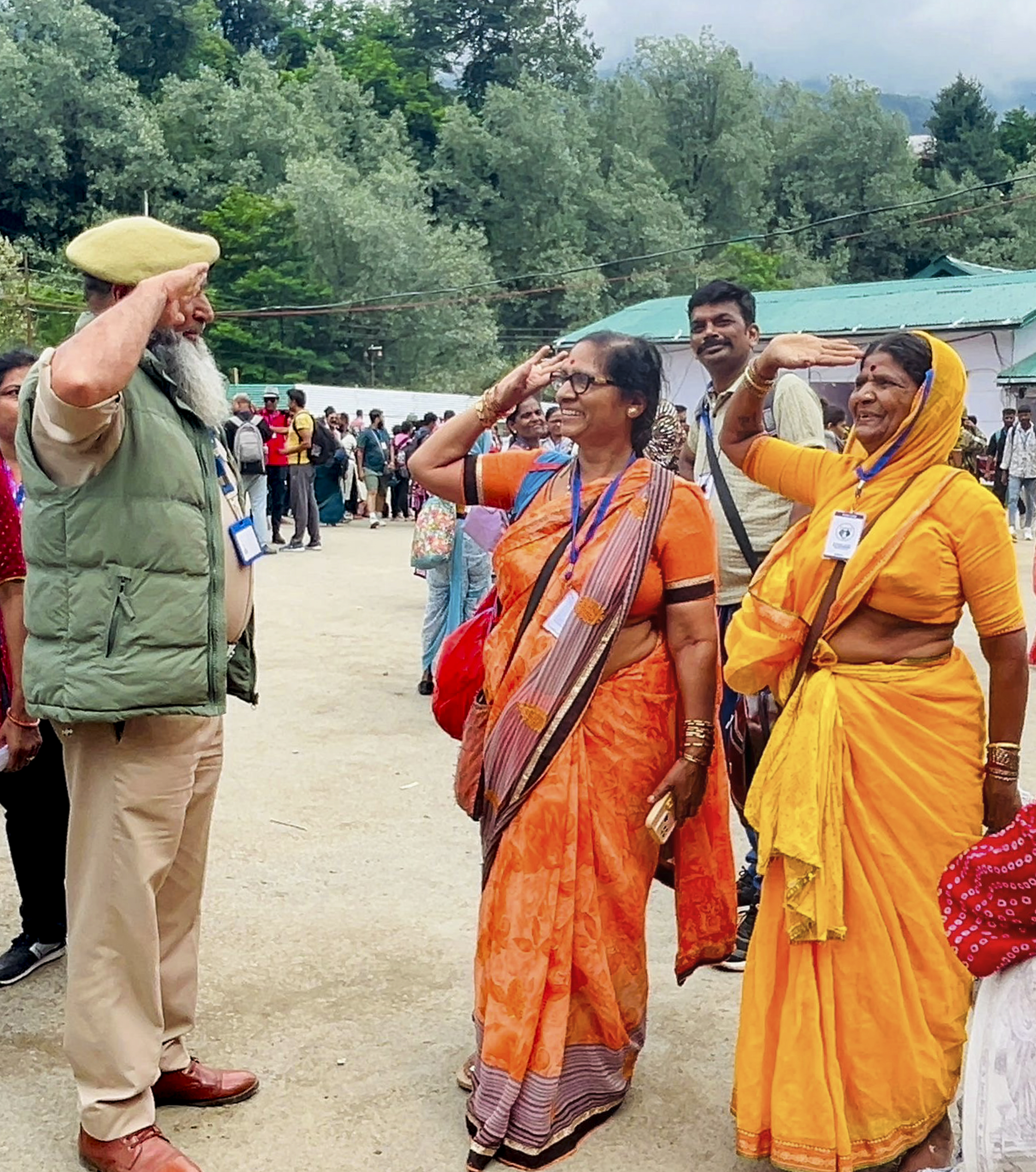 तीर्थयात्रियों ने जवान को सैल्यूट किया तो पुलिस अधिकारी ने उनको भी सैल्यूट किया।