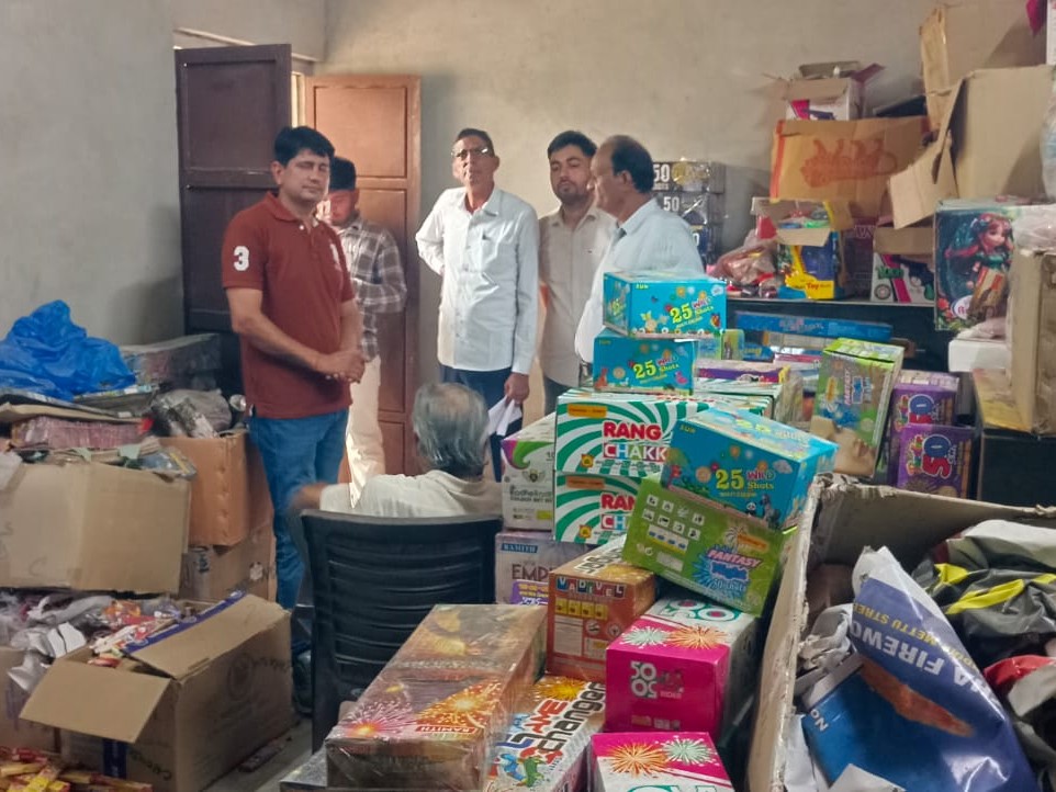 भारी मात्रा में अवैध पटाखे और विस्फोटक सामग्री बरामद की गई।