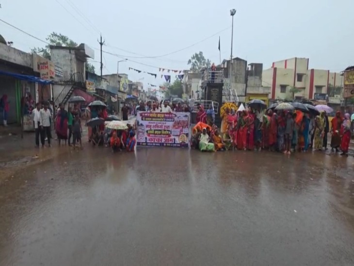 ग्रामीणों ने साफ कहा मांगें पूरी नहीं हुईं तो इससे भी बड़ा जनआंदोलन करेंगे।