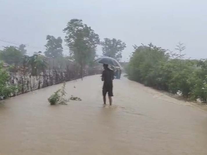 बारिश के पानी में डूबी पुलिया।