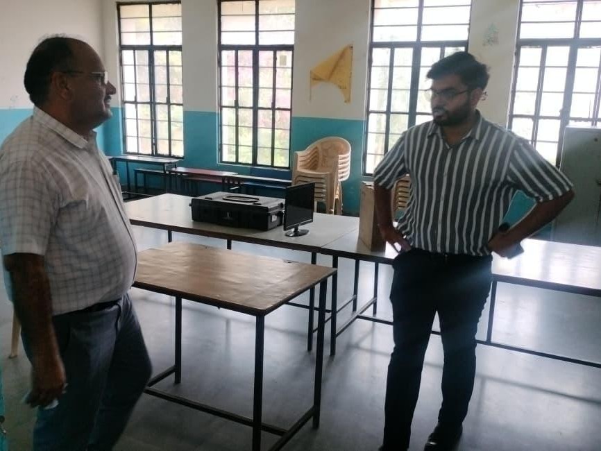 परीक्षा केंद्र का जायजा लेने पहुंचे महेंद्रगढ़ एसडीएम योगेश सैनी।