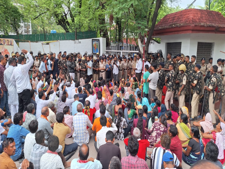 नकटी गांव के विस्थापितों ने रायपुर में मंत्री ओपी चौधरी के बंगले का घेराव किया।
