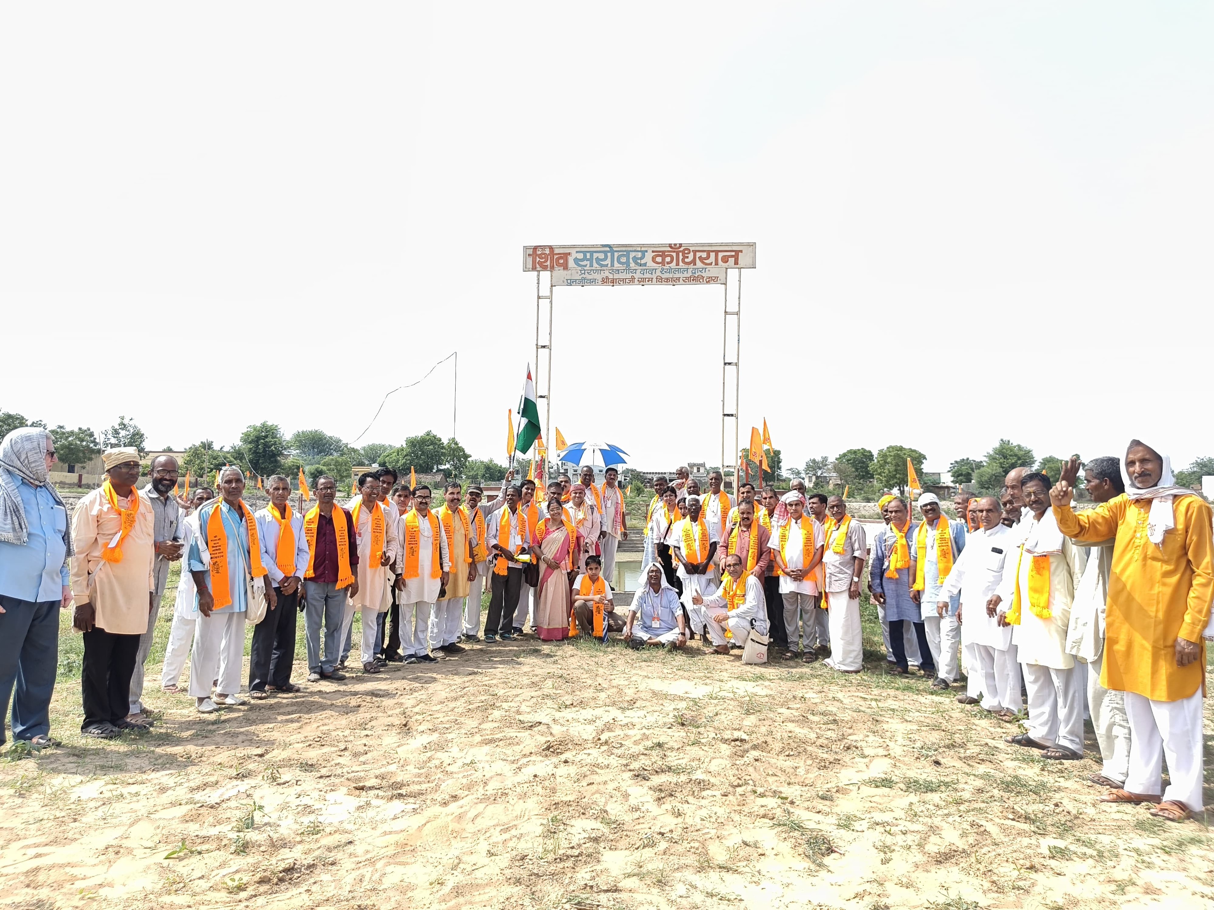 125 सदस्यीय प्रतिनिधिमंडल ने गांव का दौरा कर यहां हुए विकास कार्यों का अवलोकन किया।