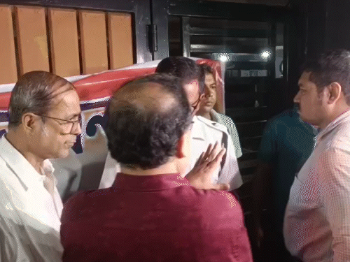 ममता गुट के नेता मुख्यालय के बाहर पुलिस अधिकारियों से चर्चा करते हुए।
