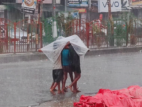 स्कूटी बही, रेलवे अंडरपास में गर्दन तक पानी; कानपुर में 100 फीट की दीवार ढही|उत्तरप्रदेश,Uttar Pradesh - Dainik Bhaskar