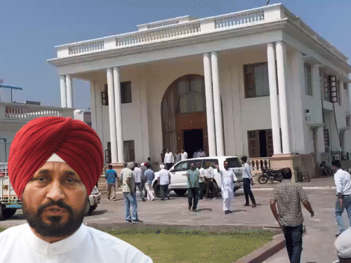 चन्नी के घर लगा नेताओं का जमावड़ा और वहां पहुंचने के बाद मीडिया से बात करते कांग्रेस नेता। इनसेट में पूर्व सीएम चन्नी की फाइल फोटो। - Dainik Bhaskar