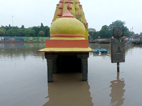एमपी के उज्जैन में क्षिप्रा नदी का जलस्तर बढ़ गया है, जिससे राम घाट के पास स्थित मंदिर डूब गए।