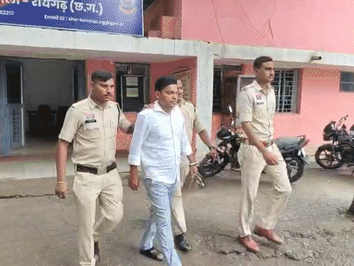 मुखबिर से सूचना में मिलने के बाद फरार आरोपी को पुलिस ने गिरफ्तार किया - Dainik Bhaskar