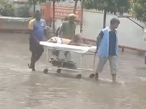 यूपी के कानपुर में जीएसवीएम मेडिकल कॉलेज में पानी भर गया