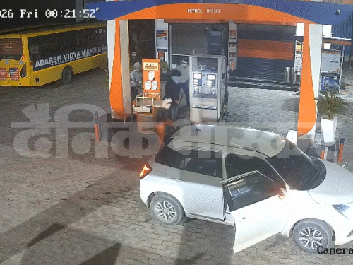 Miscreants filling up the tank of their Swift car.