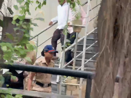 सिया गोयल को पुलिस उसके घर लीलाकुंज ले गई। वहां करीब 30 मिनट तक तलाशी ली गई।