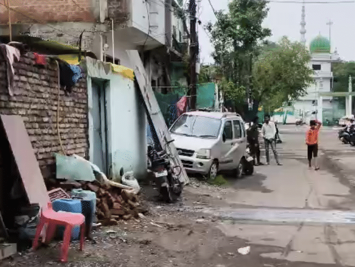 देवास स्थित इसी घर से युवक को गुजरात ATS ने गिरफ्तार किया है।