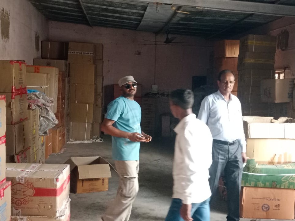 प्रशासन और पुलिस की संयुक्त टीम ने अवैध पटाखा भंडारण पर दबिश दी।