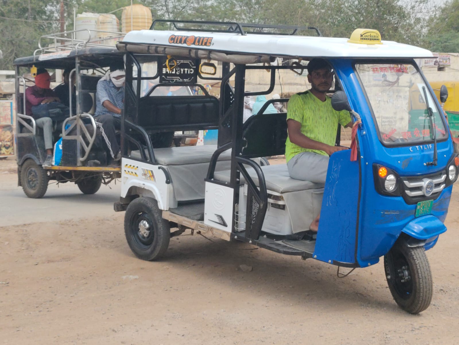 ग्वालियर शहर की सड़कों पर ई-रिक्शा दौड़ रहे हैं।