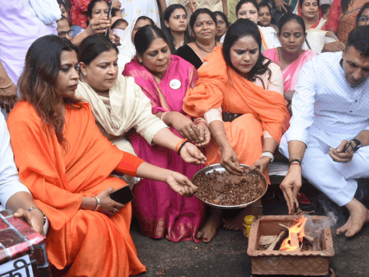 पीसीसी चीफ जीतू पटवारी, महिला कांग्रेस की प्रदेश अध्यक्ष रीना बोरासी और पूर्व मंत्री पीसी शर्मा सद्बुद्धि यज्ञ करते हुए।