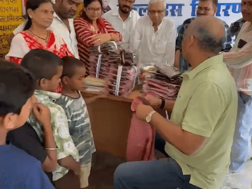 1 जुलाई 2026 की तस्वीर है। विधायक अमिताभ बाजपेई ने परमट प्राइमरी स्कूल में बच्चों को ड्रेस पहनाई। अखिलेश के जन्मदिन पर बच्चों को गिफ्ट दिए।